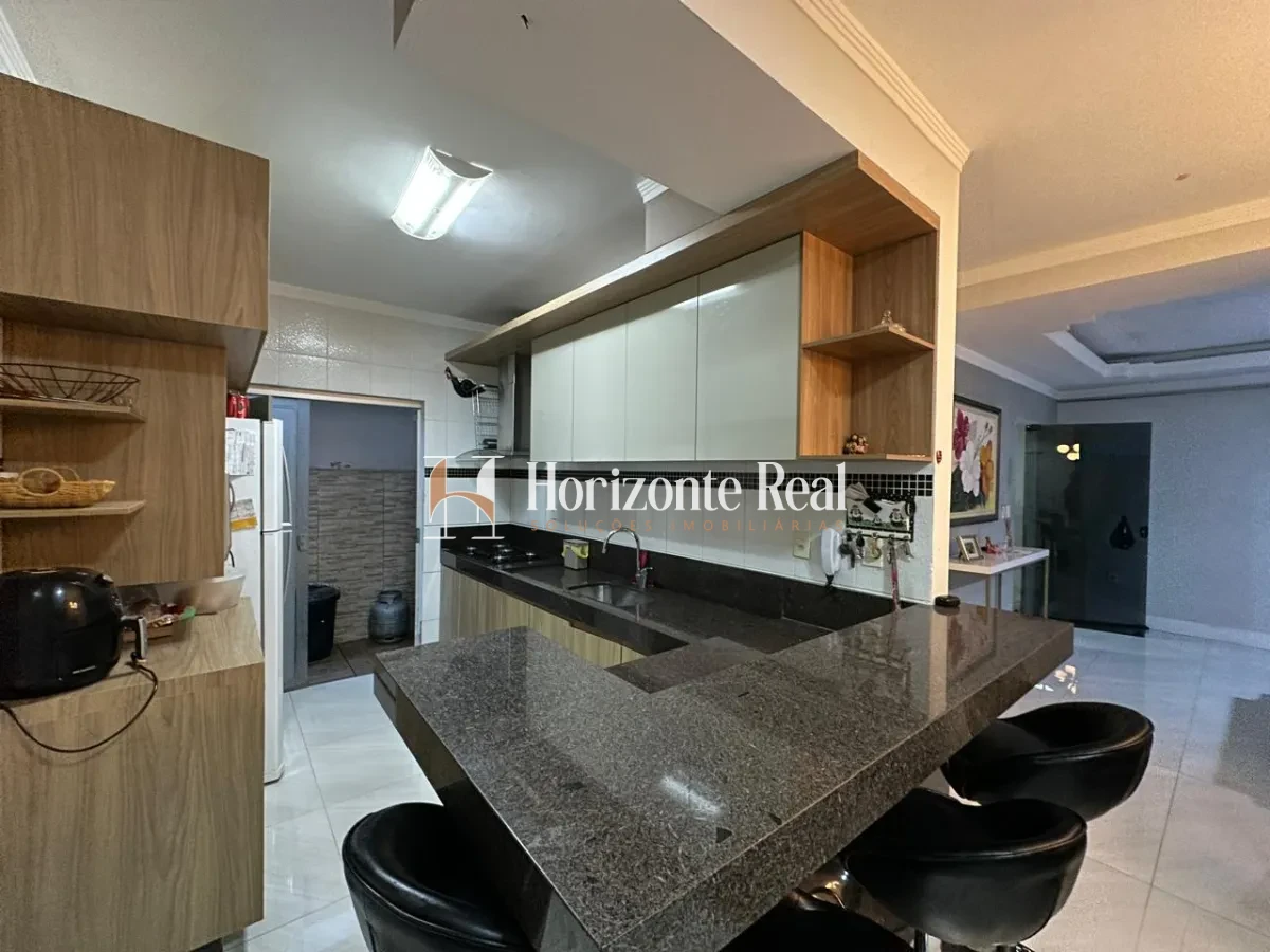 Imagem de CASA Á VENDA COM ÁREA GOURMET E PISCINA EM ÓTIMA LOCALIZAÇÃO !