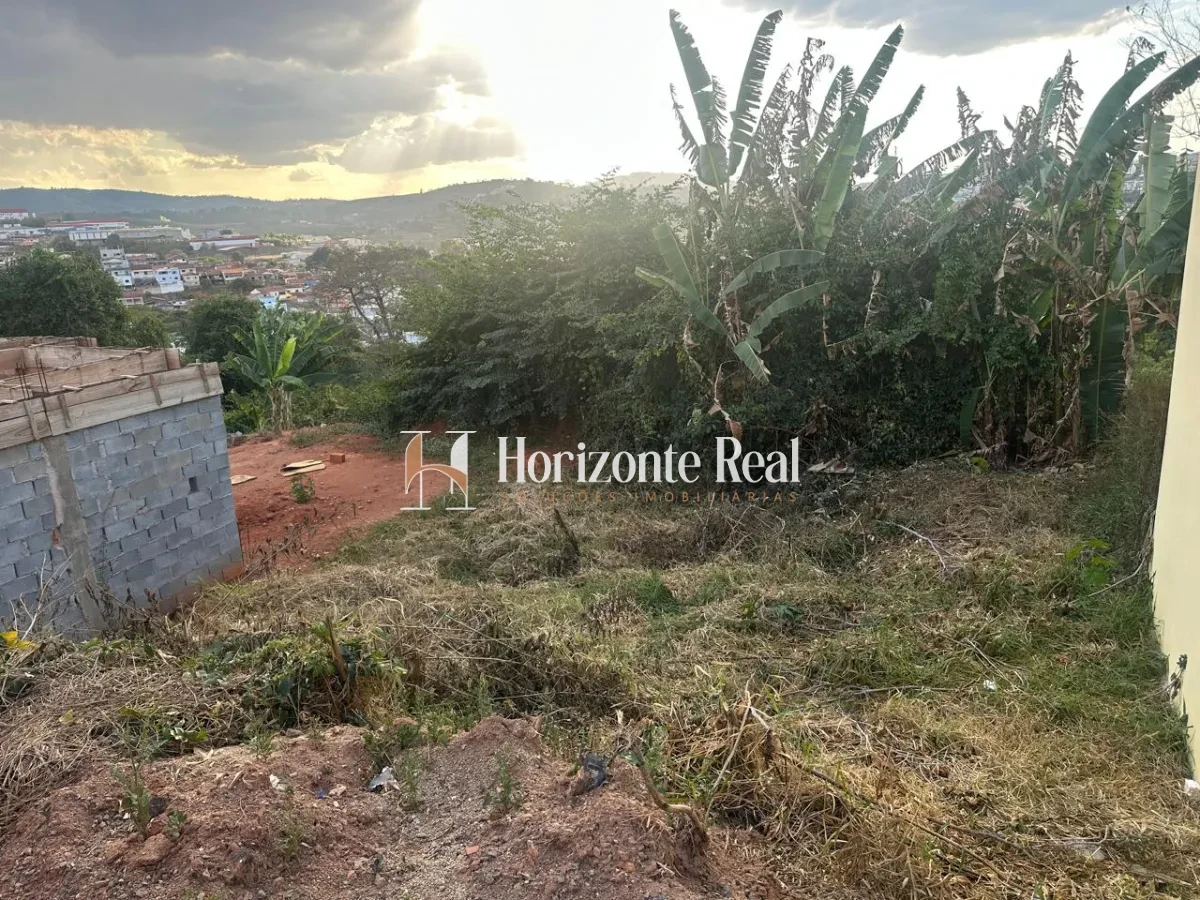 Imagem de TERRENO Á VENDA - 204,69m² | EXCELENTE LOCALIZAÇÃO