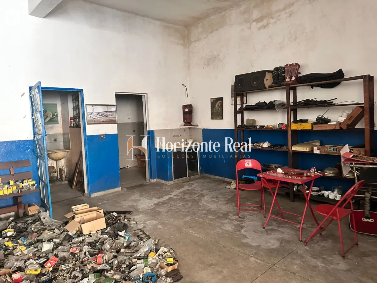 Imagem de EXCELENTE CASA Á VENDA COM 3 PAVIMENTOS E ESTRUTURA COMERCIAL INTEGRADA