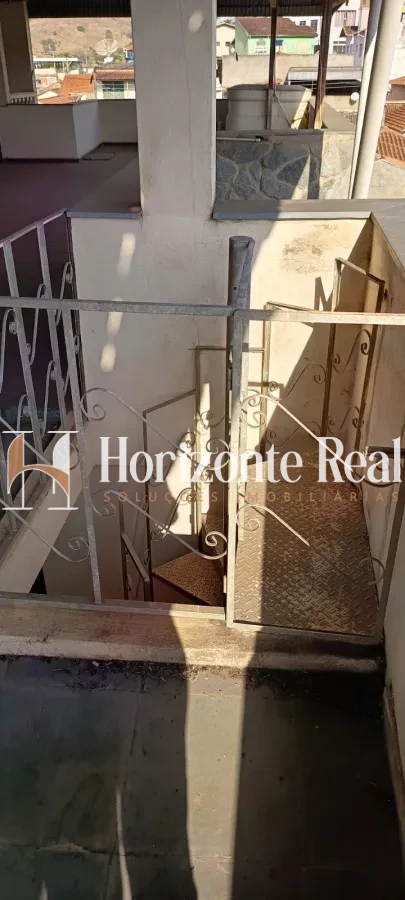 Imagem de EXCELENTE CASA Á VENDA COM 3 PAVIMENTOS E ESTRUTURA COMERCIAL INTEGRADA