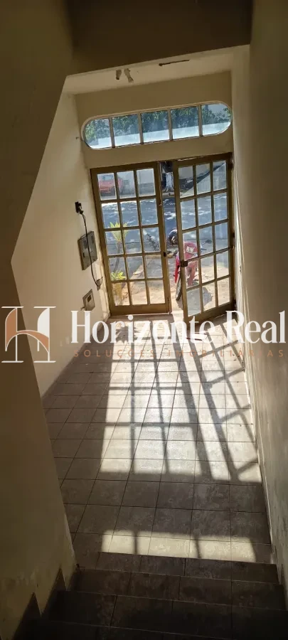Imagem de EXCELENTE CASA Á VENDA COM 3 PAVIMENTOS E ESTRUTURA COMERCIAL INTEGRADA