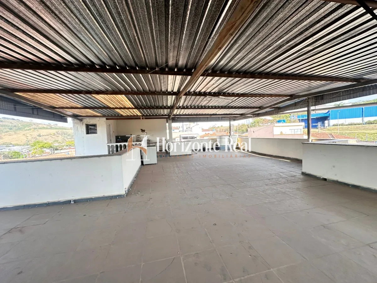 Imagem de EXCELENTE CASA Á VENDA COM 3 PAVIMENTOS E ESTRUTURA COMERCIAL INTEGRADA