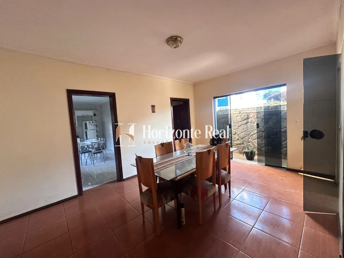 Imagem de EXCELENTE CASA Á VENDA COM 3 PAVIMENTOS E ESTRUTURA COMERCIAL INTEGRADA