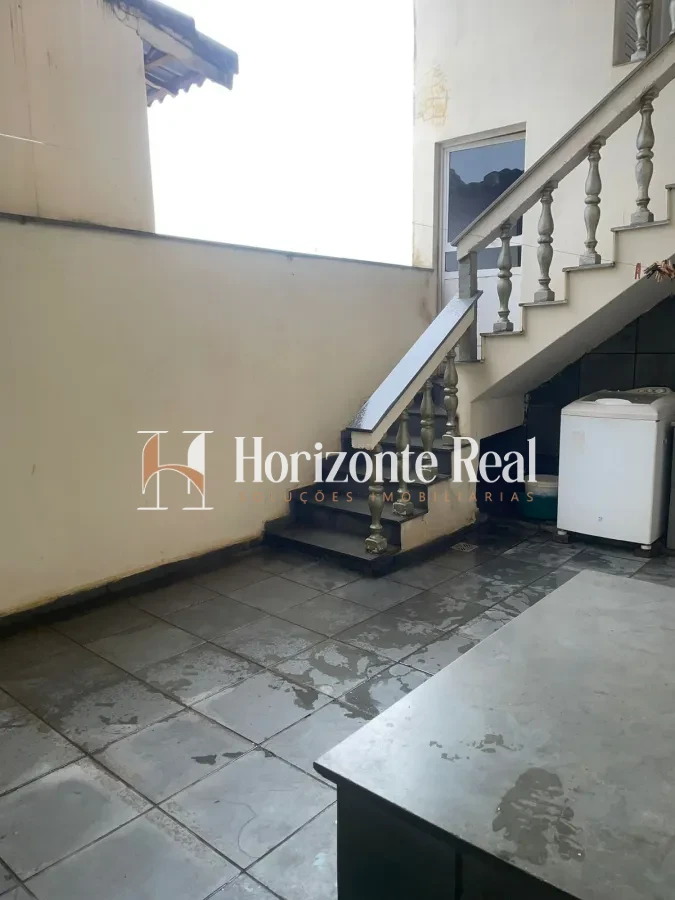 Imagem de EXCELENTE CASA Á VENDA COM 3 PAVIMENTOS E ESTRUTURA COMERCIAL INTEGRADA