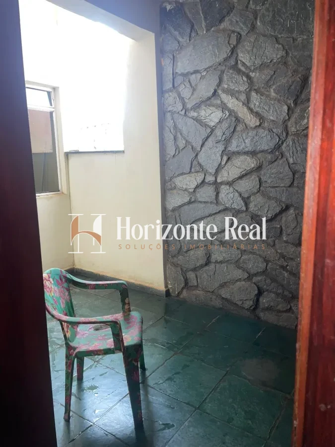 Imagem de EXCELENTE CASA Á VENDA COM 3 PAVIMENTOS E ESTRUTURA COMERCIAL INTEGRADA