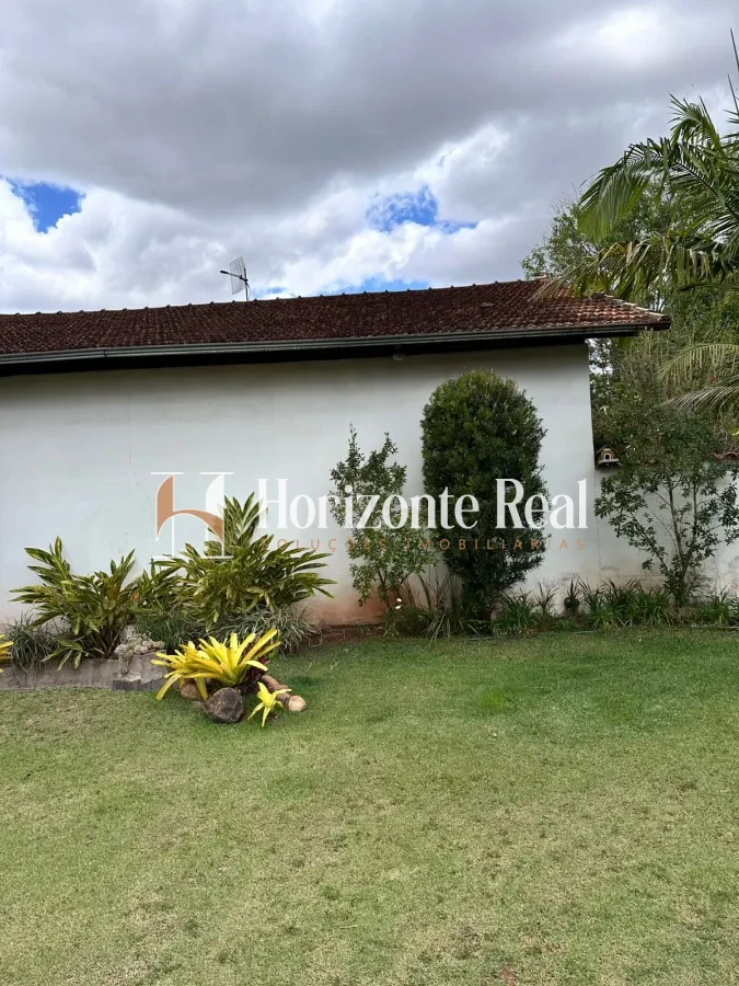 Imagem de VENDE-SE EXCELENTE CASA RESIDENCIAL COM AMPLO ESPAÇO E ESTRUTURA COMPLETA!