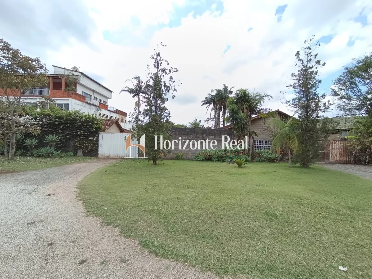 Imagem de VENDE-SE EXCELENTE CASA RESIDENCIAL COM AMPLO ESPAÇO E ESTRUTURA COMPLETA!