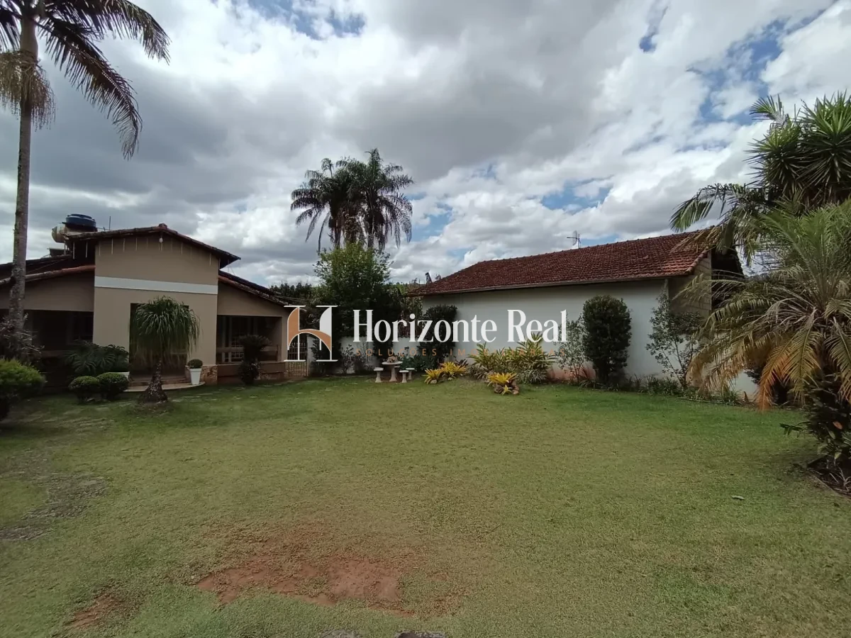 Imagem de VENDE-SE EXCELENTE CASA RESIDENCIAL COM AMPLO ESPAÇO E ESTRUTURA COMPLETA!