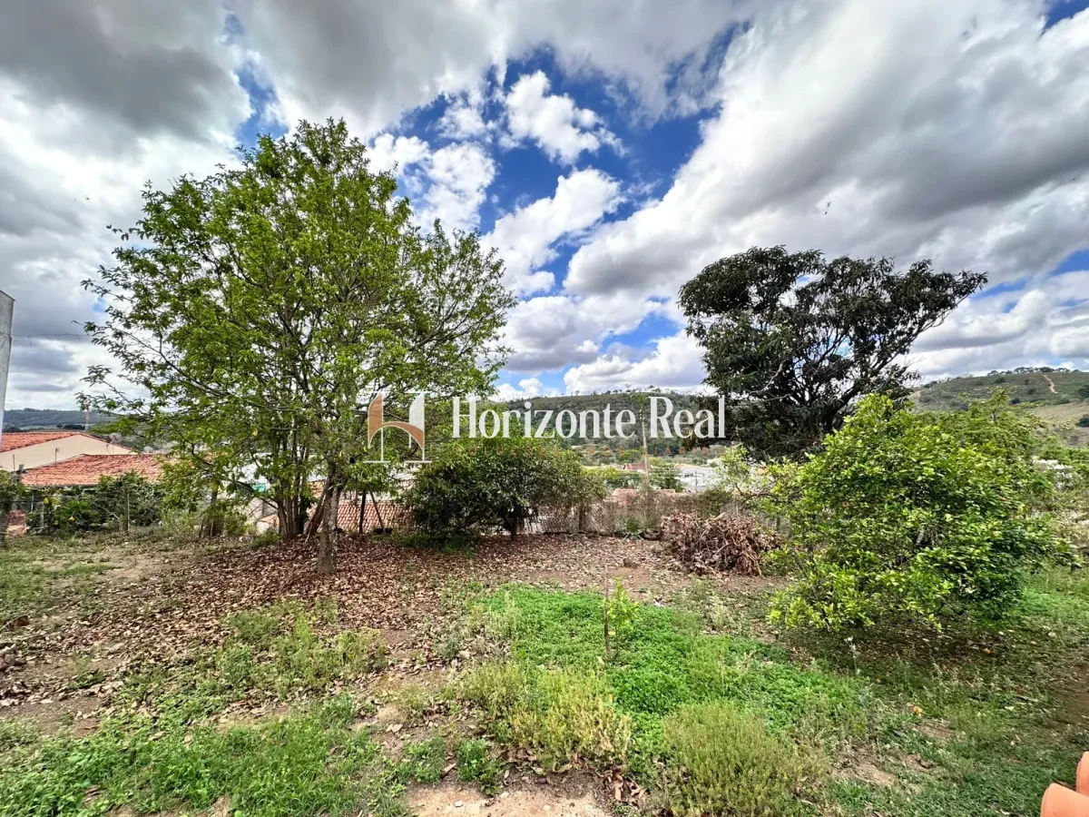 Imagem de VENDE-SE EXCELENTE CASA RESIDENCIAL COM AMPLO ESPAÇO E ESTRUTURA COMPLETA!