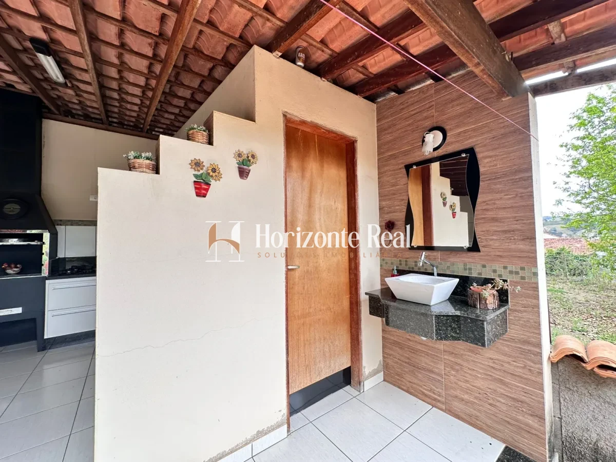 Imagem de VENDE-SE EXCELENTE CASA RESIDENCIAL COM AMPLO ESPAÇO E ESTRUTURA COMPLETA!