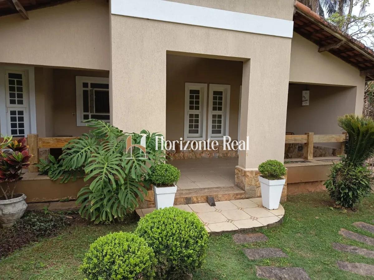 Imagem de VENDE-SE EXCELENTE CASA RESIDENCIAL COM AMPLO ESPAÇO E ESTRUTURA COMPLETA!