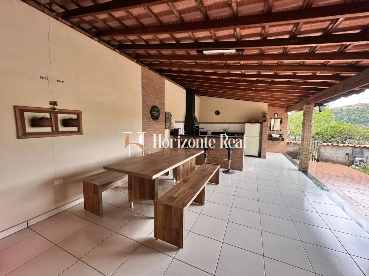 Imagem de VENDE-SE EXCELENTE CASA RESIDENCIAL COM AMPLO ESPAÇO E ESTRUTURA COMPLETA!