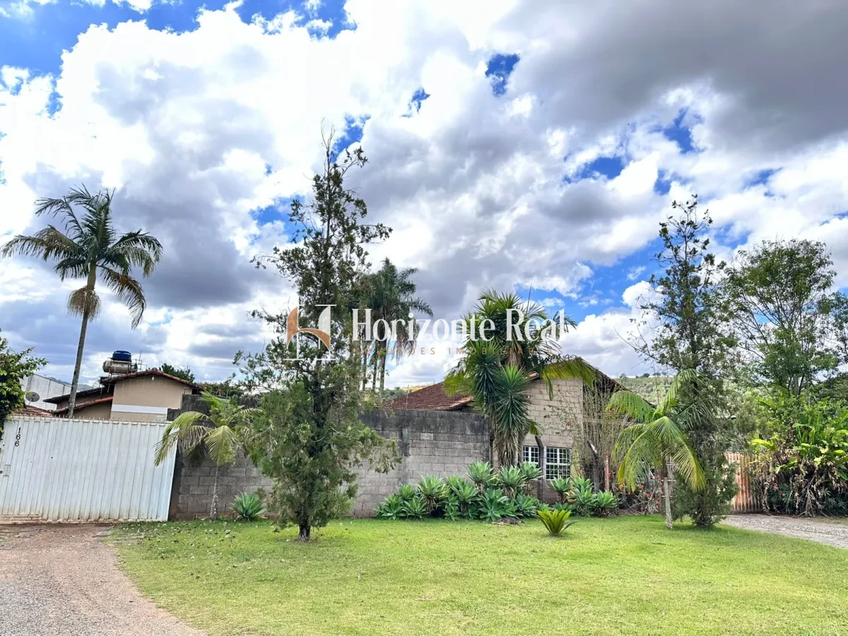 Imagem de VENDE-SE EXCELENTE CASA RESIDENCIAL COM AMPLO ESPAÇO E ESTRUTURA COMPLETA!