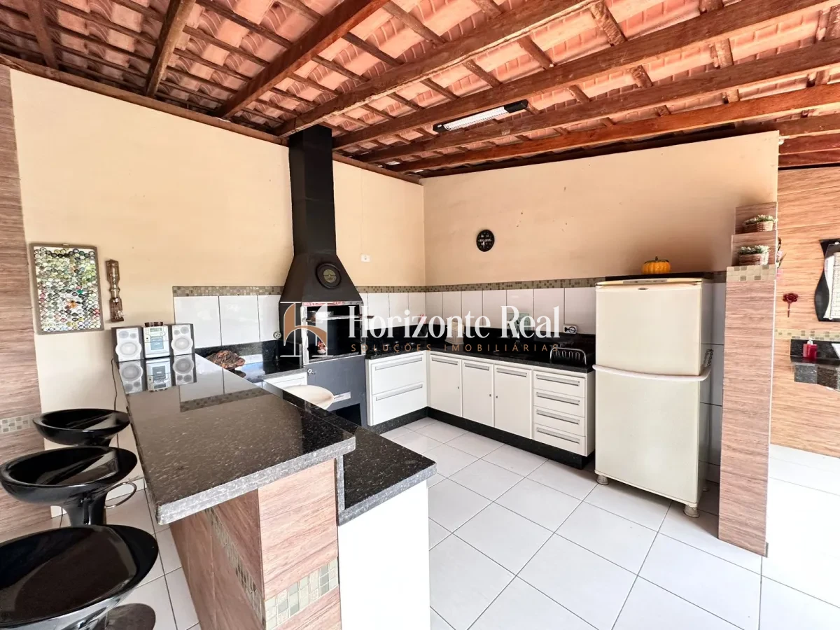 Imagem de VENDE-SE EXCELENTE CASA RESIDENCIAL COM AMPLO ESPAÇO E ESTRUTURA COMPLETA!