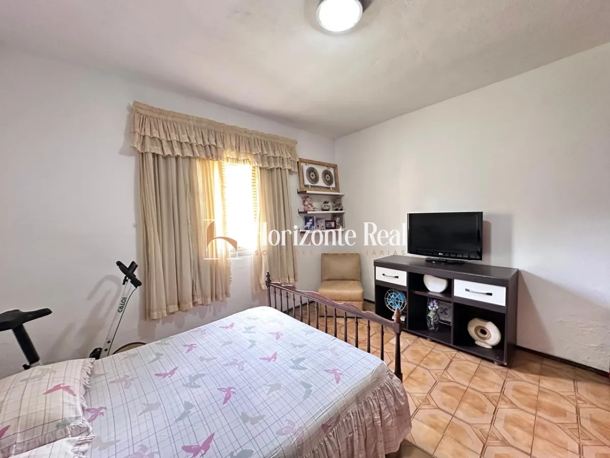 Imagem de VENDE-SE EXCELENTE CASA RESIDENCIAL COM AMPLO ESPAÇO E ESTRUTURA COMPLETA!