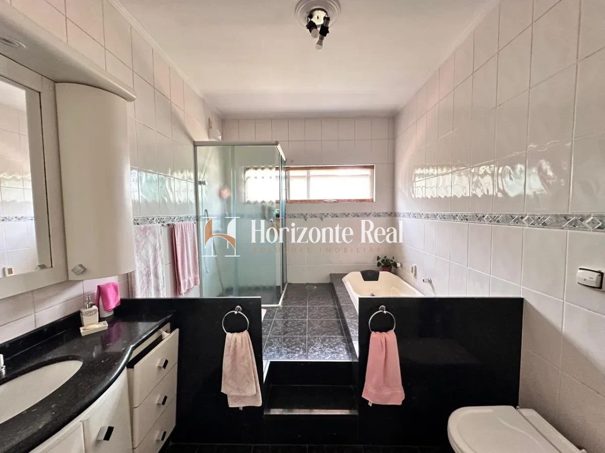 Imagem de VENDE-SE EXCELENTE CASA RESIDENCIAL COM AMPLO ESPAÇO E ESTRUTURA COMPLETA!