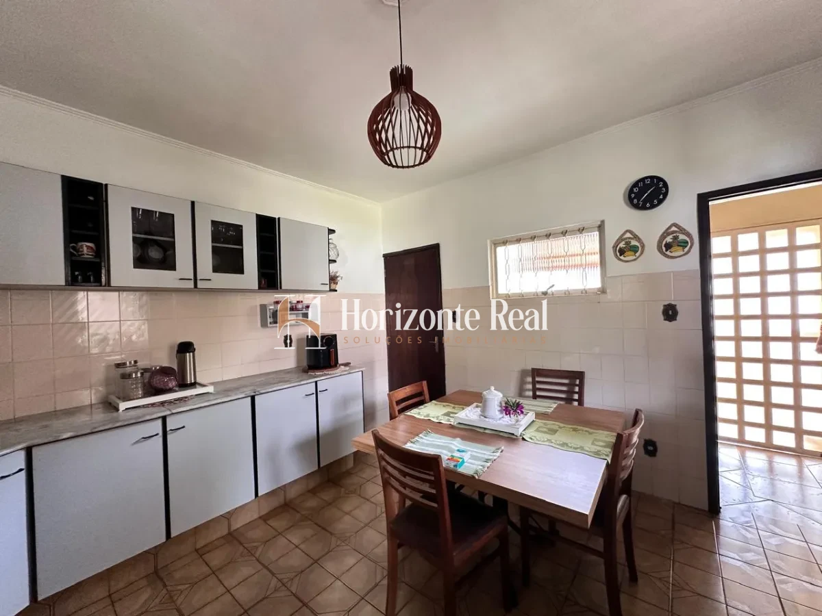 Imagem de VENDE-SE EXCELENTE CASA RESIDENCIAL COM AMPLO ESPAÇO E ESTRUTURA COMPLETA!