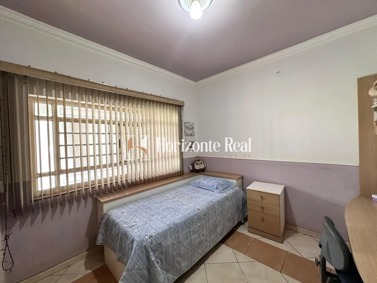 Imagem de VENDE-SE EXCELENTE CASA RESIDENCIAL COM AMPLO ESPAÇO E ESTRUTURA COMPLETA!