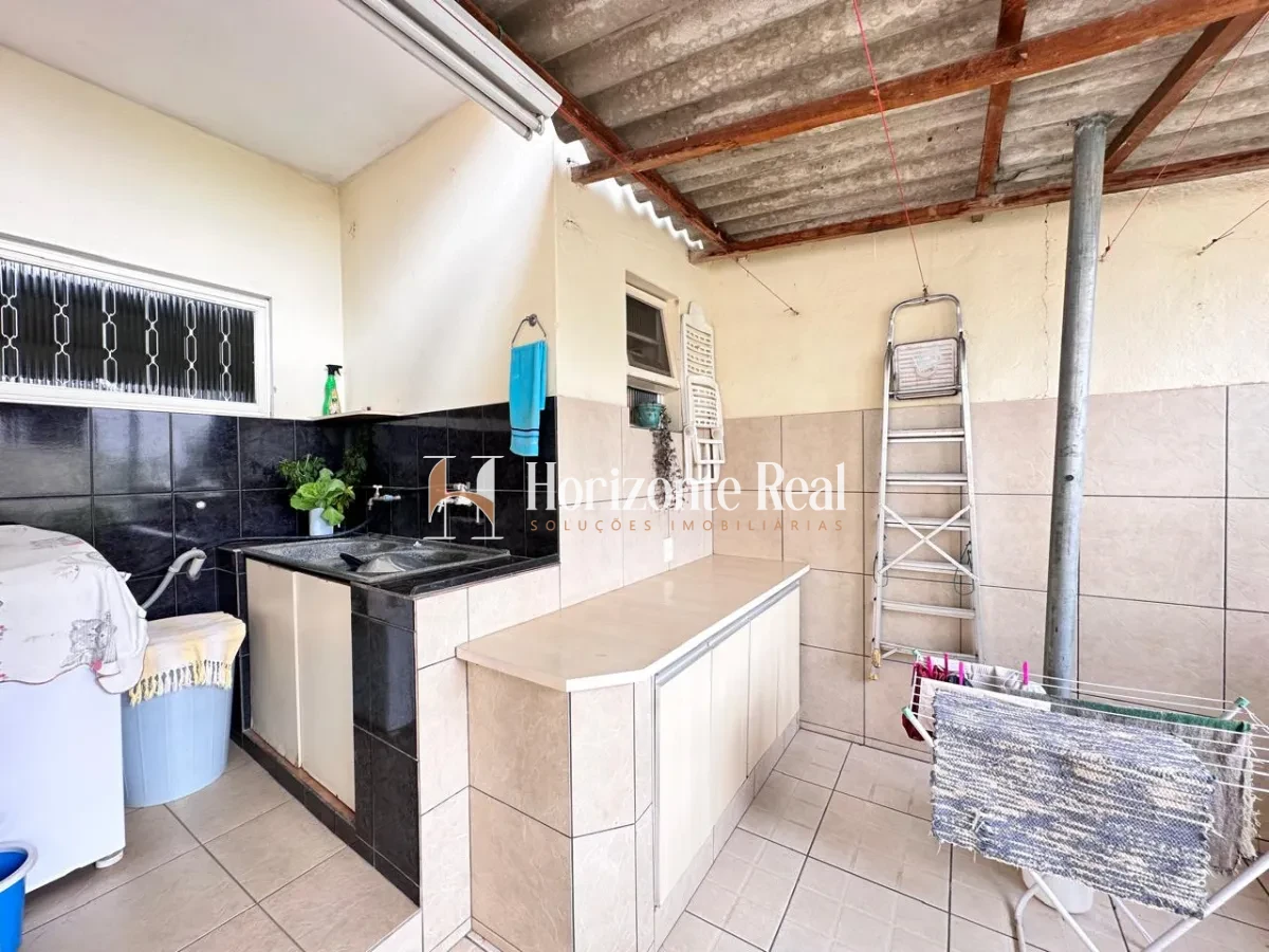 Imagem de VENDE-SE EXCELENTE CASA RESIDENCIAL COM AMPLO ESPAÇO E ESTRUTURA COMPLETA!