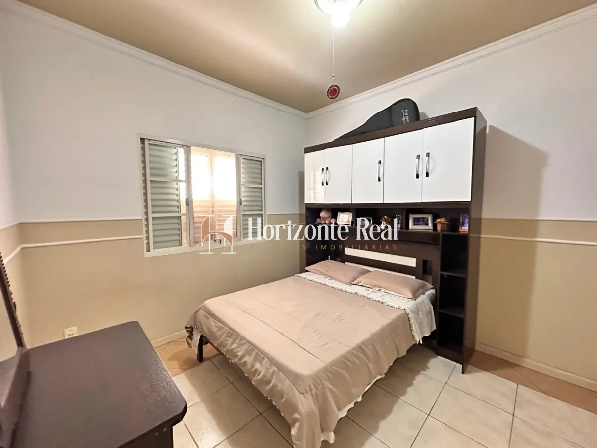 Imagem de VENDE-SE EXCELENTE CASA RESIDENCIAL COM AMPLO ESPAÇO E ESTRUTURA COMPLETA!