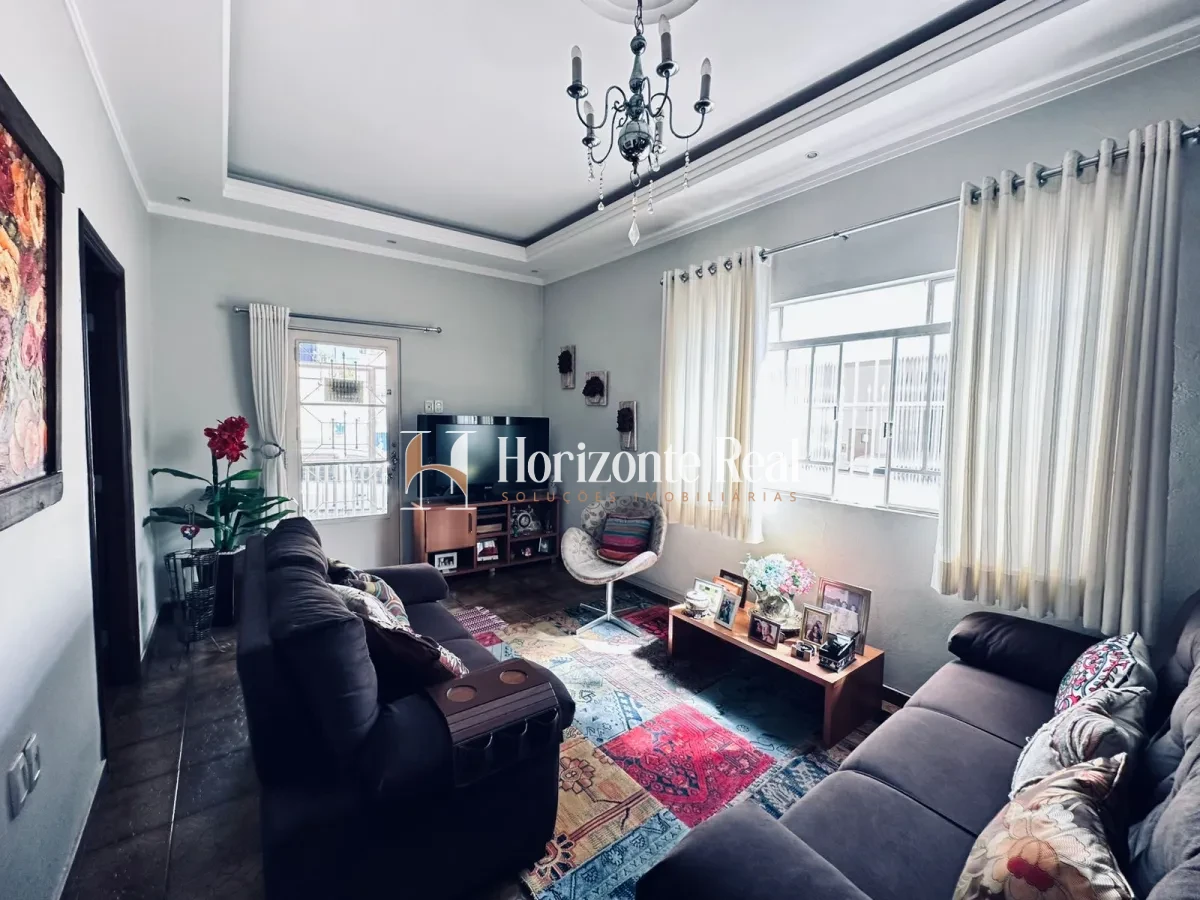 Imagem de VENDE-SE CASA ESPAÇOSA EM LOCALIZAÇÃO PRIVILEGIADA!