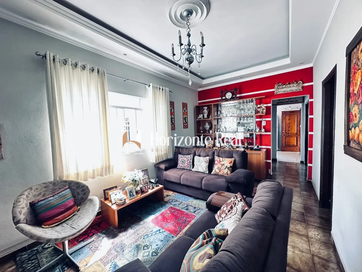 Imagem de VENDE-SE CASA ESPAÇOSA EM LOCALIZAÇÃO PRIVILEGIADA!