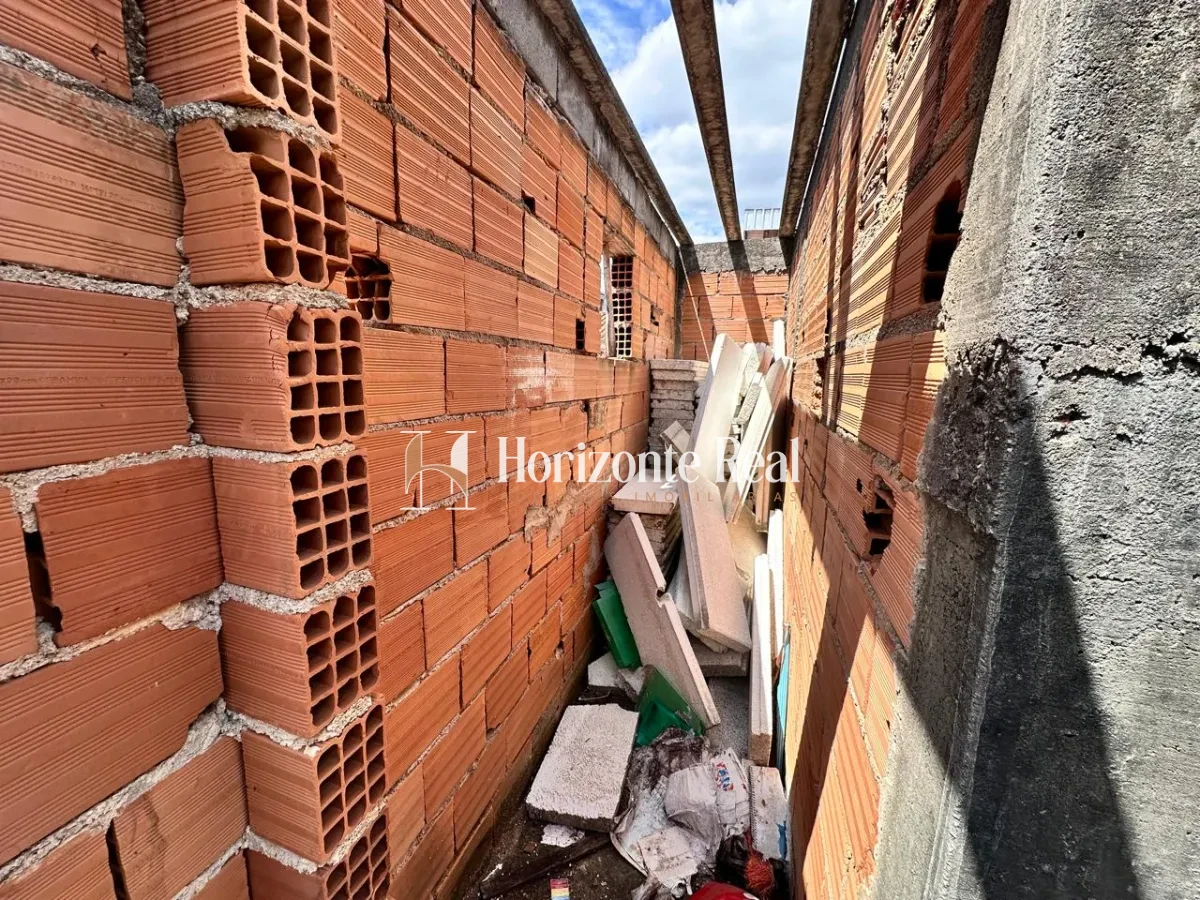 Imagem de VENDE-SE | IMÓVEL COM GRANDE POTENCIAL PARA REFORMA E AMPLIAÇÃO !