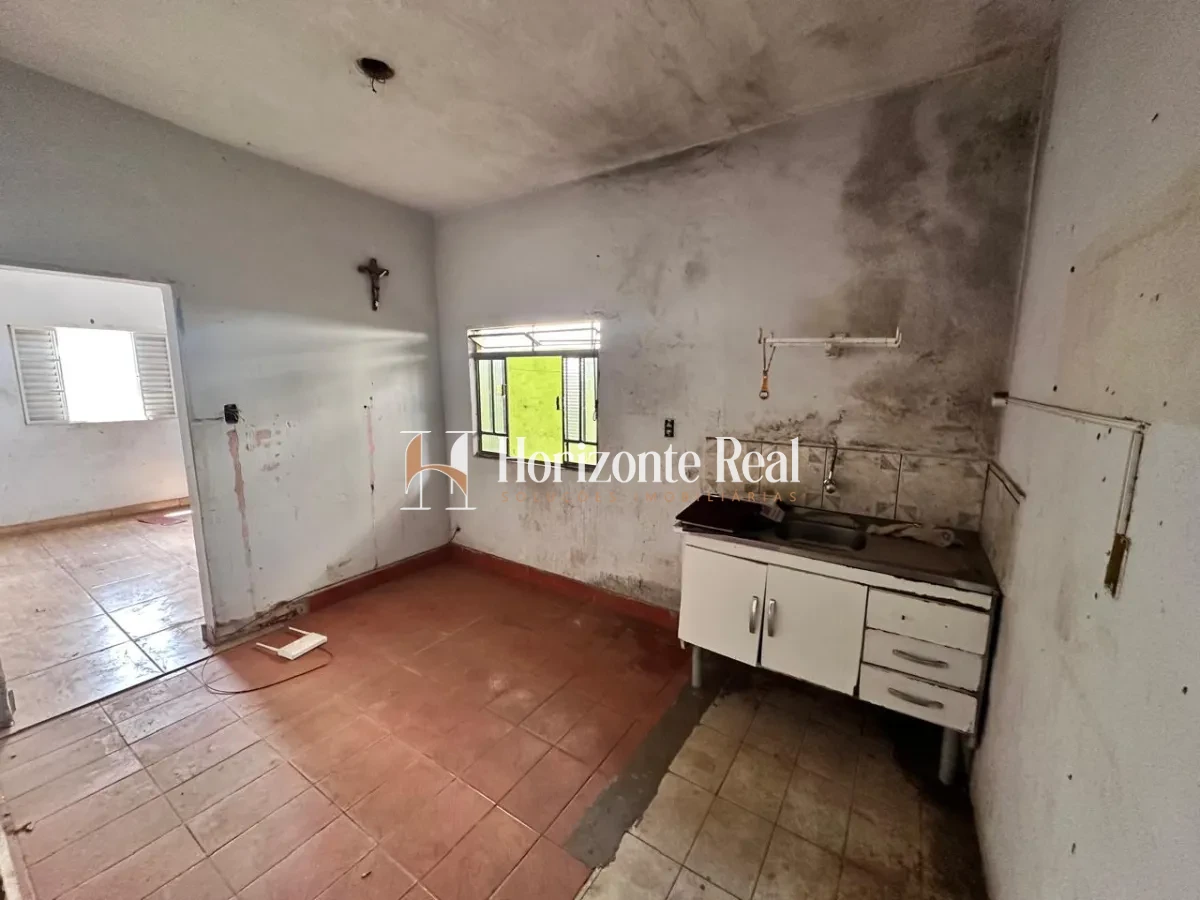 Imagem de VENDE-SE | IMÓVEL COM GRANDE POTENCIAL PARA REFORMA E AMPLIAÇÃO !