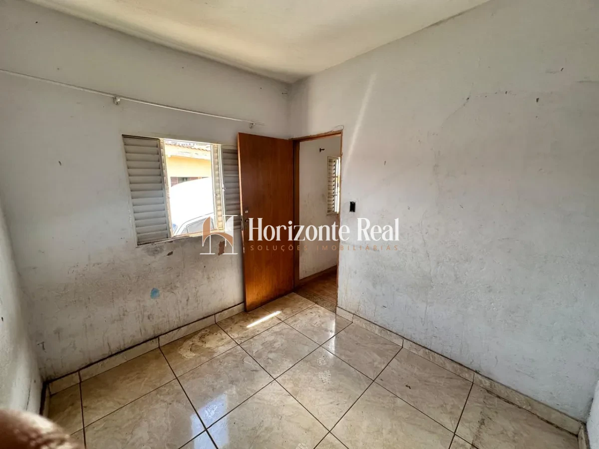 Imagem de VENDE-SE | IMÓVEL COM GRANDE POTENCIAL PARA REFORMA E AMPLIAÇÃO !