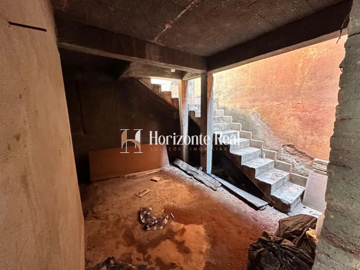 Imagem de VENDE-SE | IMÓVEL COM GRANDE POTENCIAL PARA REFORMA E AMPLIAÇÃO !