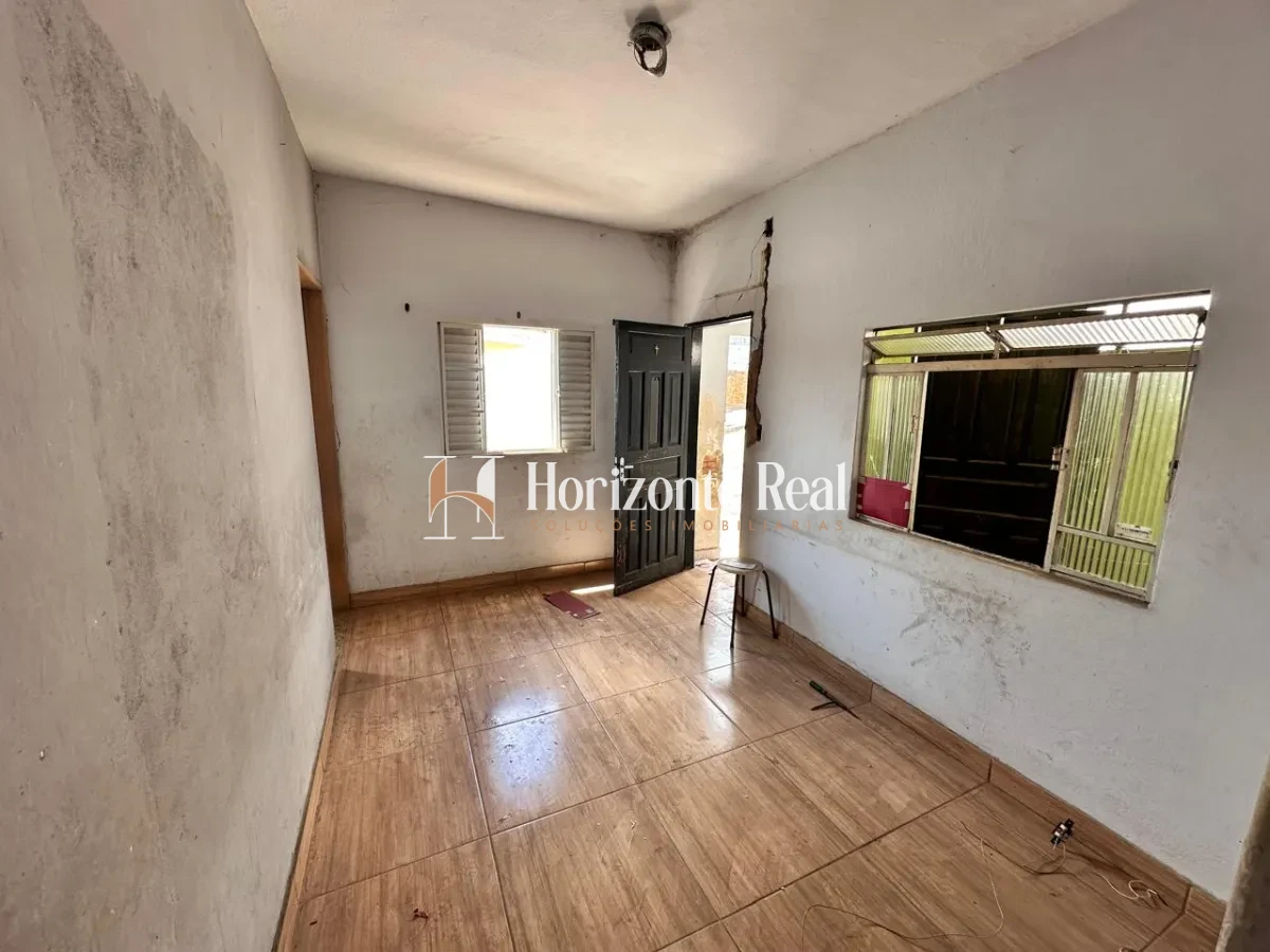 Imagem de VENDE-SE | IMÓVEL COM GRANDE POTENCIAL PARA REFORMA E AMPLIAÇÃO !