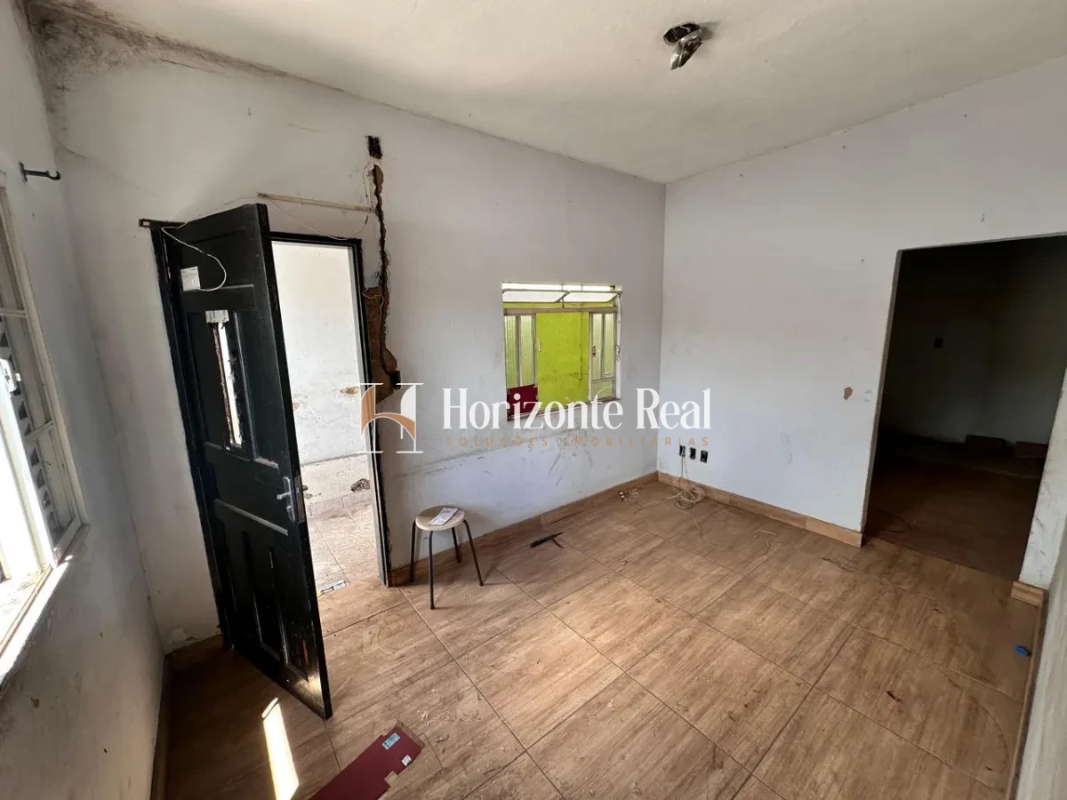 Imagem de VENDE-SE | IMÓVEL COM GRANDE POTENCIAL PARA REFORMA E AMPLIAÇÃO !