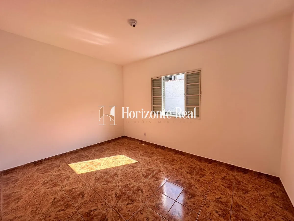 Imagem de ALUGA-SE CASA ESPAÇOSA E BEM LOCALIZADA !