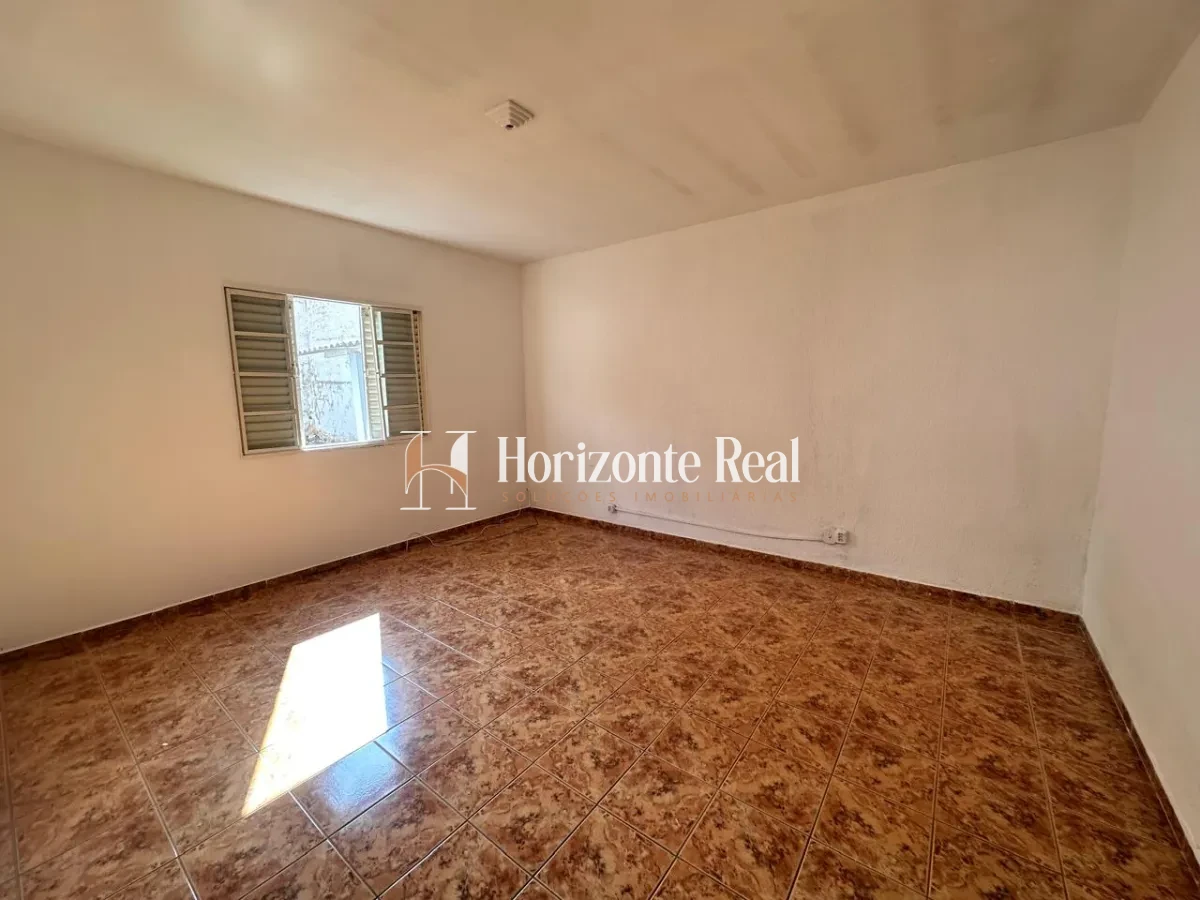 Imagem de ALUGA-SE CASA ESPAÇOSA E BEM LOCALIZADA !