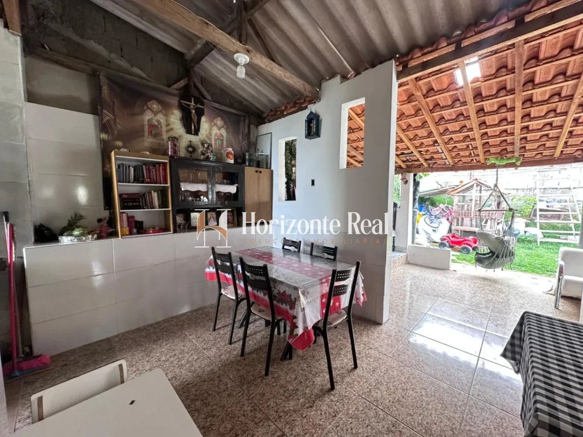 Imagem de VENDE-SE CASA COM ÓTIMO POTENCIAL !