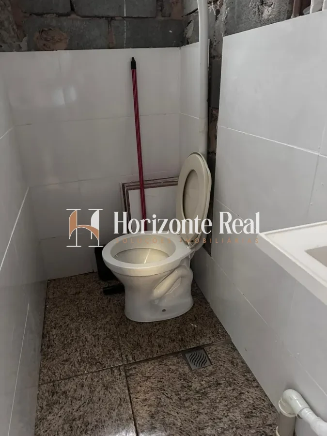 Imagem de VENDE-SE CASA COM ÓTIMO POTENCIAL !