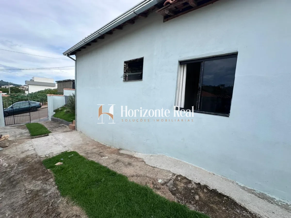 Imagem de VENDE-SE CASA COM ÓTIMO POTENCIAL !