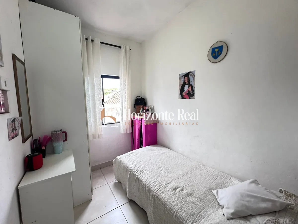 Imagem de VENDE-SE CASA COM ÓTIMO POTENCIAL !