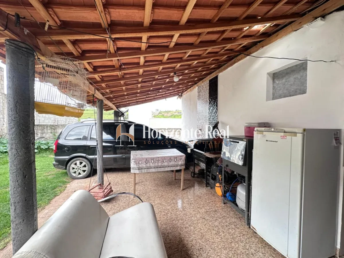 Imagem de VENDE-SE CASA COM ÓTIMO POTENCIAL !