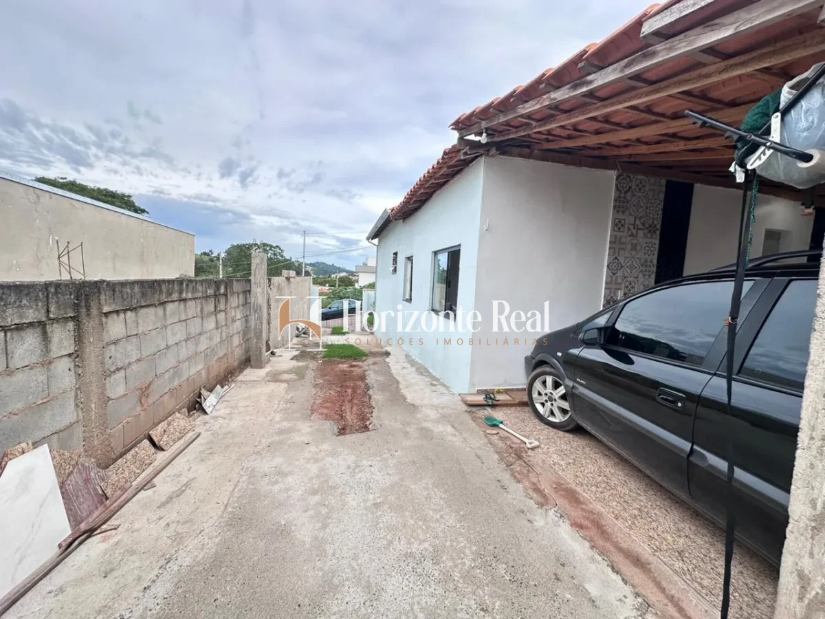 Imagem de VENDE-SE CASA COM ÓTIMO POTENCIAL !