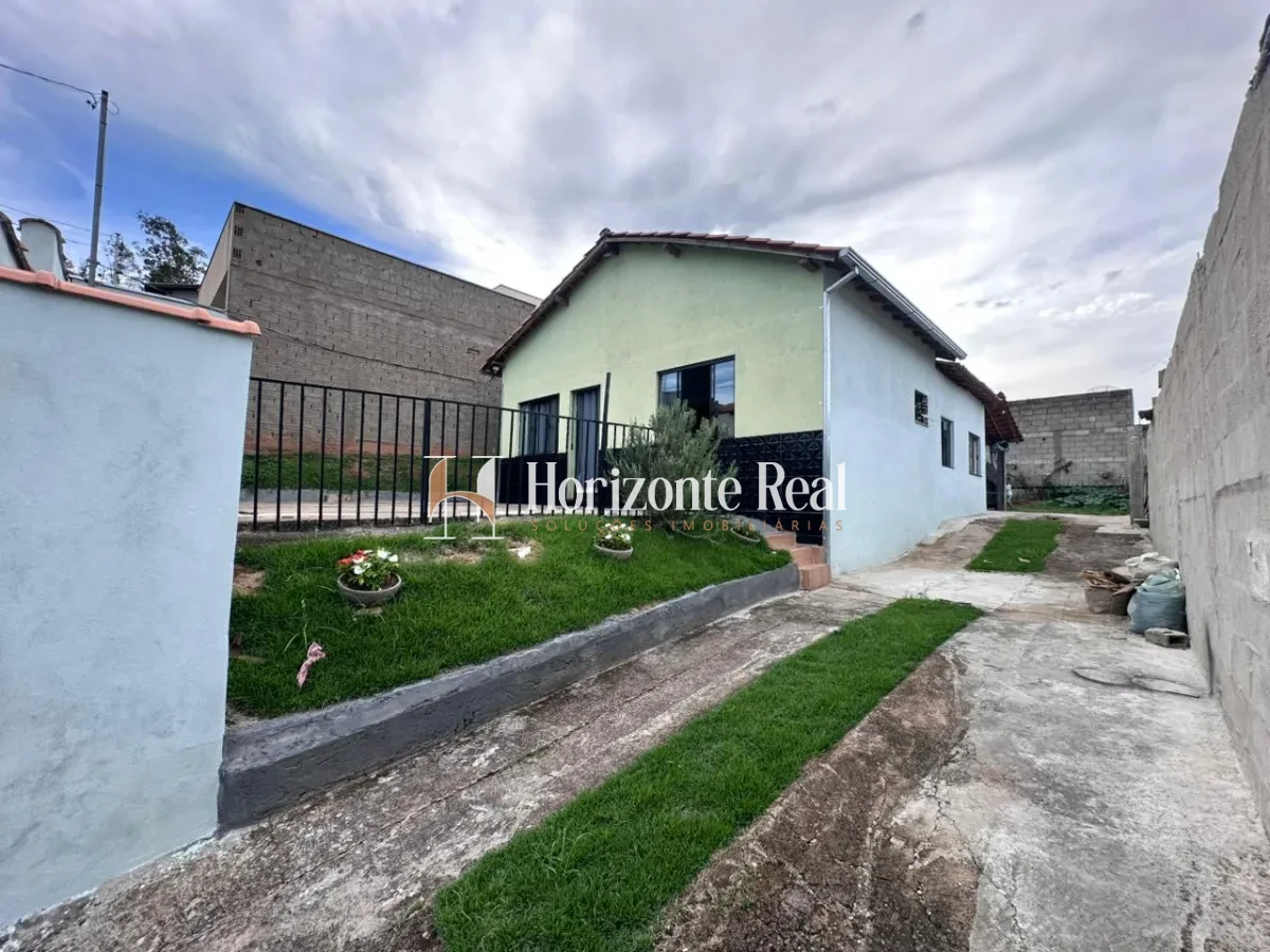 Imagem de VENDE-SE CASA COM ÓTIMO POTENCIAL !