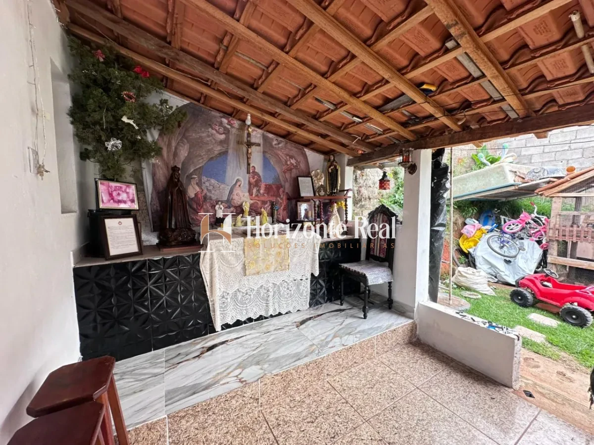 Imagem de VENDE-SE CASA COM ÓTIMO POTENCIAL !