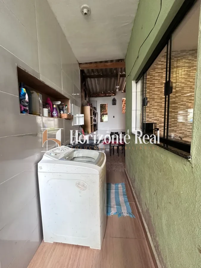 Imagem de VENDE-SE CASA COM ÓTIMO POTENCIAL !