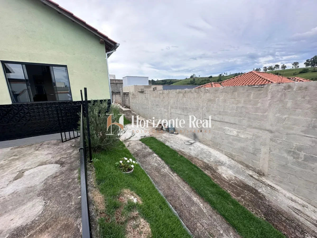 Imagem de VENDE-SE CASA COM ÓTIMO POTENCIAL !