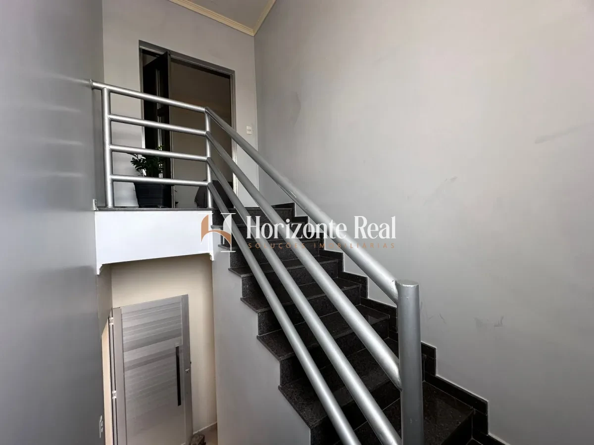 Imagem de EXCELENTE CASA DE DOIS PAVIMENTOS À VENDA – CONFORTO, ESPAÇO E SOFISTICAÇÃO!