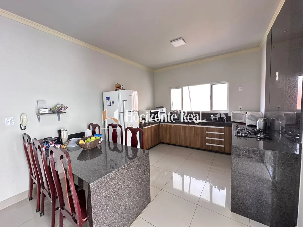 Imagem de EXCELENTE CASA DE DOIS PAVIMENTOS À VENDA – CONFORTO, ESPAÇO E SOFISTICAÇÃO!