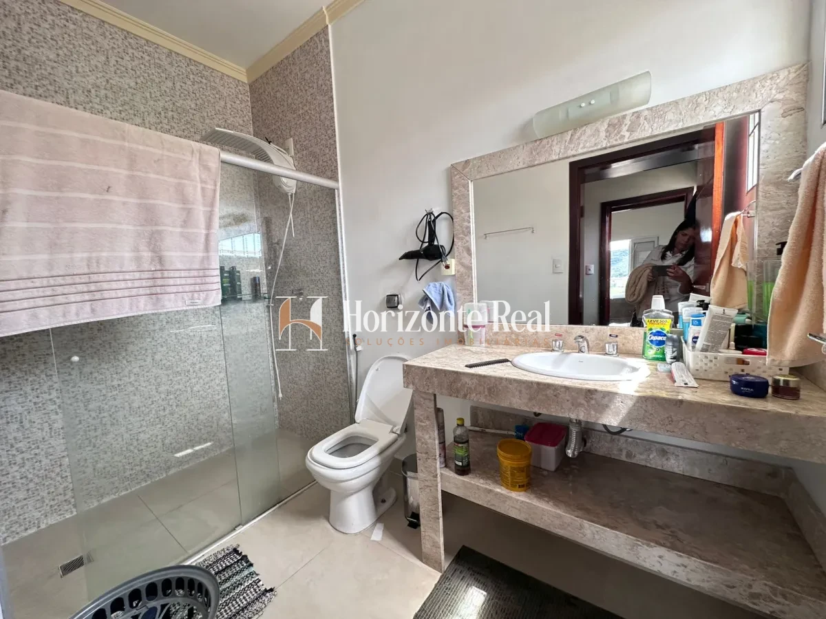 Imagem de EXCELENTE CASA DE DOIS PAVIMENTOS À VENDA – CONFORTO, ESPAÇO E SOFISTICAÇÃO!