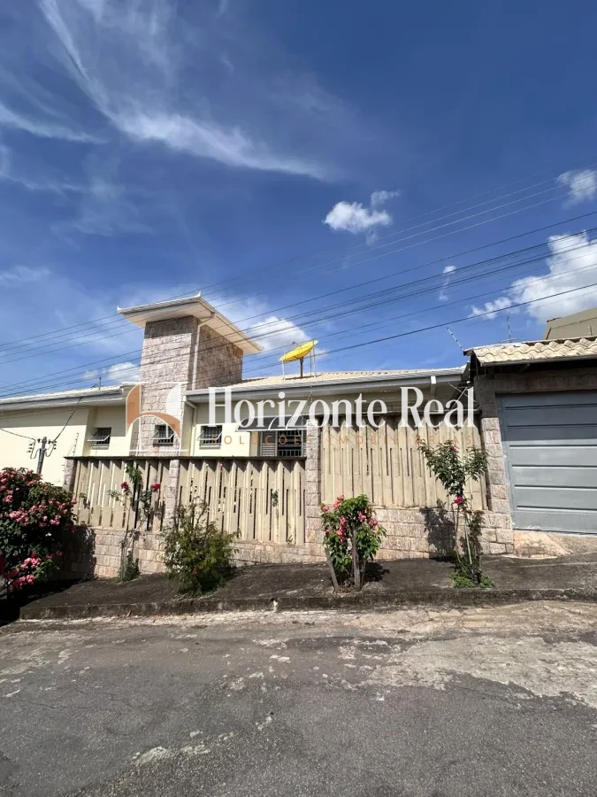 Imagem de EXCELENTE CASA DE DOIS PAVIMENTOS À VENDA – CONFORTO, ESPAÇO E SOFISTICAÇÃO!