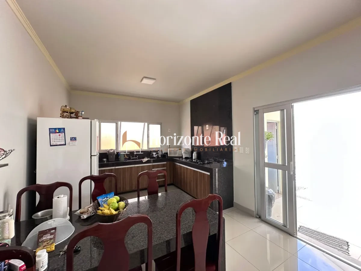 Imagem de EXCELENTE CASA DE DOIS PAVIMENTOS À VENDA – CONFORTO, ESPAÇO E SOFISTICAÇÃO!