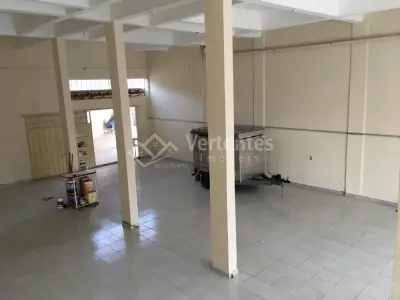 Imagem de Galpões com Energia Trifásica, Escritórios e Cozinha – 180 m² ou 300 m² Prontos para Uso!